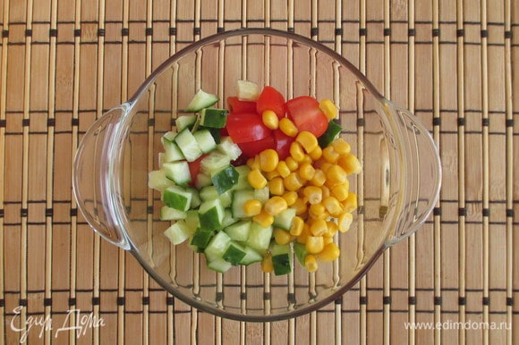 Огурец нарезается аналогично — кубиком. С кукурузы слейте жидкость, зерна отправьте в салатник к остальным овощам.