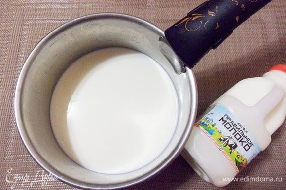 Молоко доводим до кипения, добавляем соль, сахар и всыпаем манную крупу.