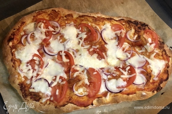 2 этап. Достать основу пиццы, смазать томатным соусом, разложить лук, помидоры, сыр буратта и выпекать 6 минут.