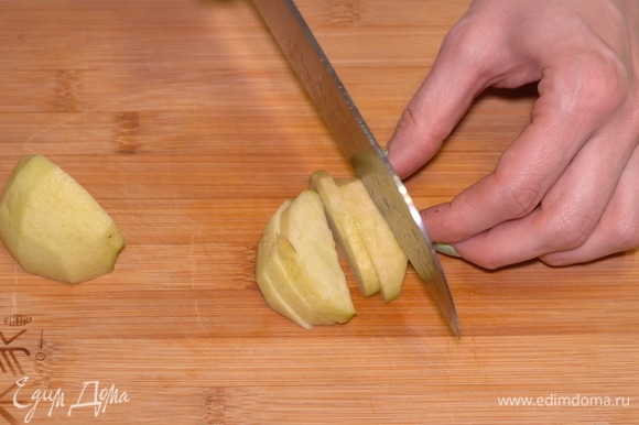 Чистим яблоко от кожуры, нарезаем мелкими кубиками и отправляем в начинку. Я использую кисло-сладкие яблоки сорта «Симиренко».