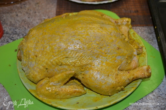 Наполняем курицу блинными рулетиками, скрепляем снизу шпажками или прошиваем ниткой. При подаче не забудьте все убрать. Отправляем курицу в духовку в кулинарном рукаве до готовности при 180–200°C.
