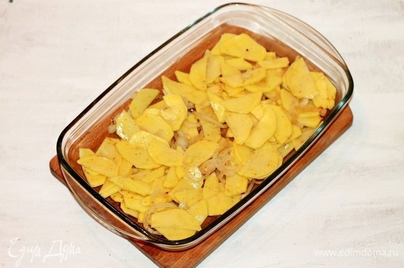 Форму для выпечки смазываем растительным маслом и выкладываем 1/2 часть картофельной смеси.