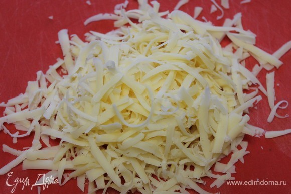 Сыр натираем на терке. Все ингредиенты смешиваем, солим и перчим по вкусу, заправляем майонезом.