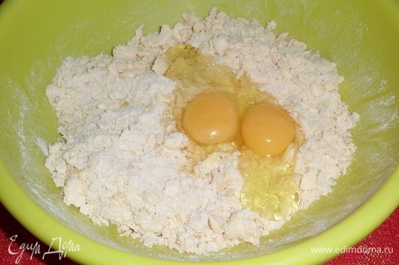 Затем добавляем куриные яйца.