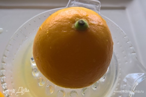 Выжать сок из трех лимонов. В сок добавить соль. В готовый маринад положить утиные грудки.