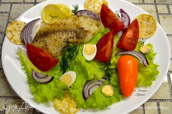 Ингредиенты нарезать произвольно, выложить на листья салата, положить рыбу.