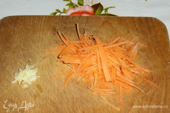 Свежую морковь трем на терке. Чеснок измельчаем.