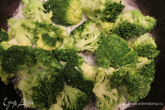 Разогреваем сковороду, топим сливочное масло и кладем соцветия брокколи. Тушим примерно 3–4 минуты.
