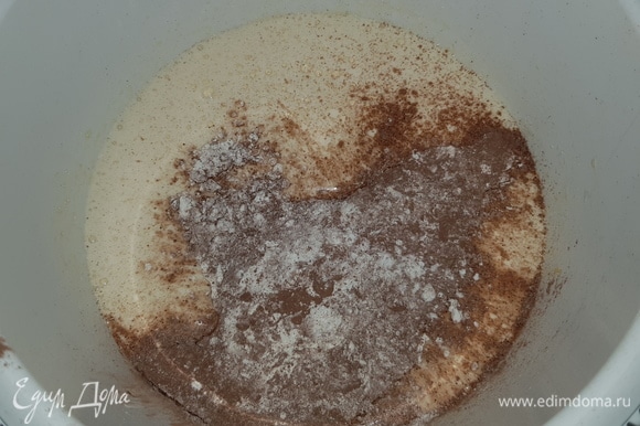 Частями добавляем просеянную муку во взбитую массу и перемешиваем лопаткой. Дно формы (20–22 см) застелить пергаментом и вылить тесто. Выпекаем бисквит в разогретой до 180°C духовке 20–25 минут.