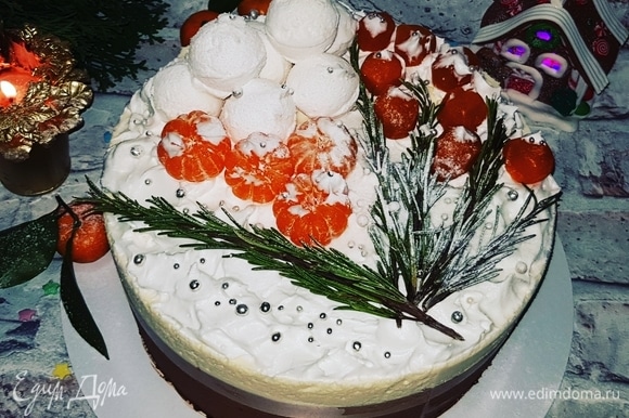 Украшаем торт «снегом», «снежками», мандаринами или по своему желанию. И наслаждаемся мегашоколадным вкусом тортика.