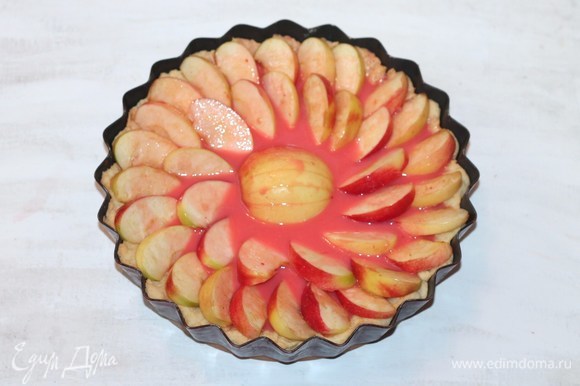 Равномерно залить яблоки приготовленным суфле. Выпекать пирог в духовке при температуре 180–190°C еще 30 минут.