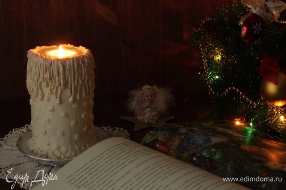 Украшаем торт-свечу «снежинками» (посыпка), потеки делаем растопленным белым шоколадом. Если есть, можно потеки покрыть для блеска перламутровым кандурином. С Рождеством!