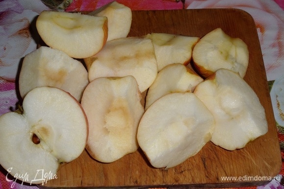 Яблоки нарезаем на ломтики.