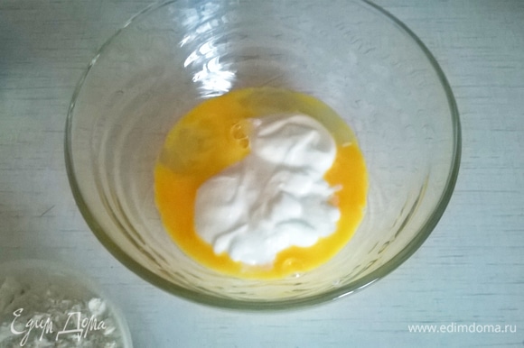 Яйцо смешиваем с солью и размягченным сливочным маслом. Добавляем йогурт. Тщательно перемешиваем.