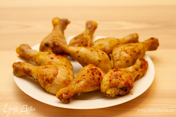 Куриные голени посолить, поперчить, добавить специи по вкусу. Обжарить на растительном масле до золотистой корочки.