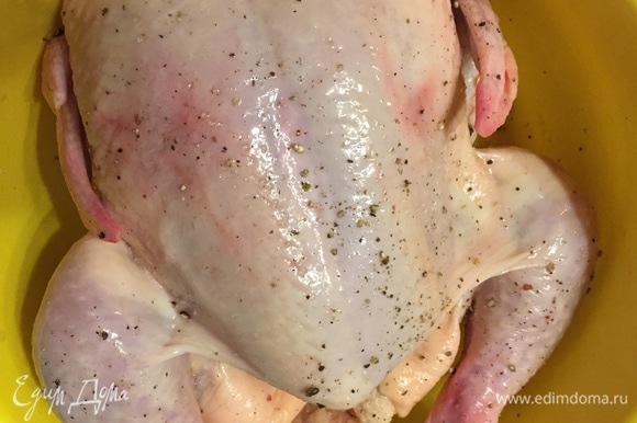 Тушку курицы натереть солью и перцем.