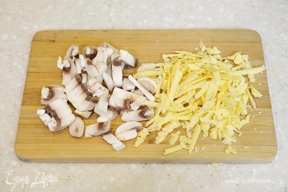 Грибы произвольно нарежьте, сыр натрите на терке.