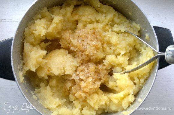 Вареный картофель размять в пюре. Добавить обжаренный лук, тщательно перемешать.