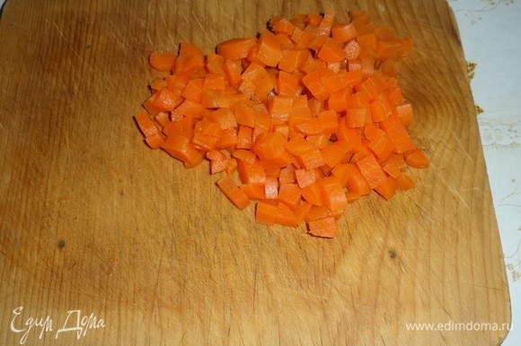 Морковь нарезаем кубиком.