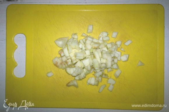 Яблоко очистить от кожуры и семян, нарезать мелкими кубиками. Сбрызнуть лимонным соком.