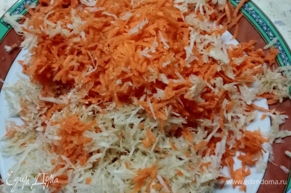 Морковь и корень сельдерея натираем на мелкой терке. К этому времени лук поменял цвет, и можно к нему добавить морковь с сельдереем и чесноком. Все это тушим на среднем огне минут 5–10.