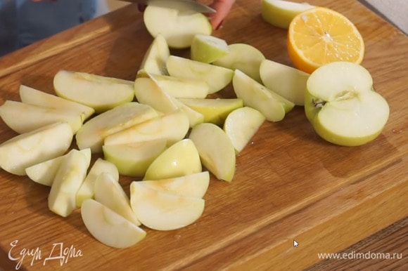 Выжать сок из лимона и полить нарезанные яблоки.