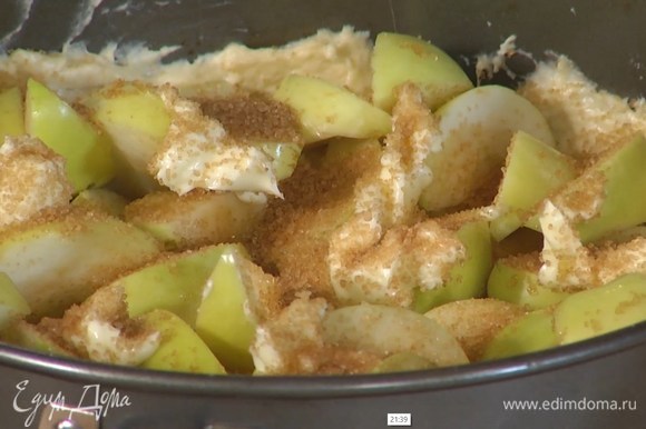 Выложить яблоки на тесто, сверху разложить кусочки оставшегося сливочного масла, посыпать сахаром.