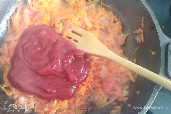 Добавить томатную пасту, влить бульон или воду. Тушить 10 минут.