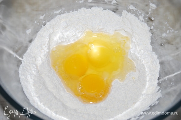 Из муки, яиц и щепотки соли замесите тесто.