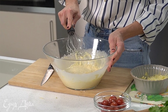 В миске взбить яйца с солью, затем влить сливки и снова взбить смесь. Всыпать 150 грамм тертого чеддера, все перемешать.