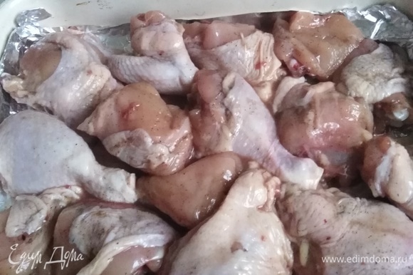 Форму для запекания застелить фольгой. Выложить порционные куски курицы. Поставить в заранее разогретую духовку.