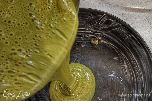 Выливаем тесто в смазанную маслом разъемную форму (диаметр — 22 см).