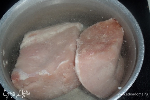 Подготавливаем продукты. Промытое мясо заливаем холодной водой. Варим до готовности. За 15 минут до окончания варки солим.
