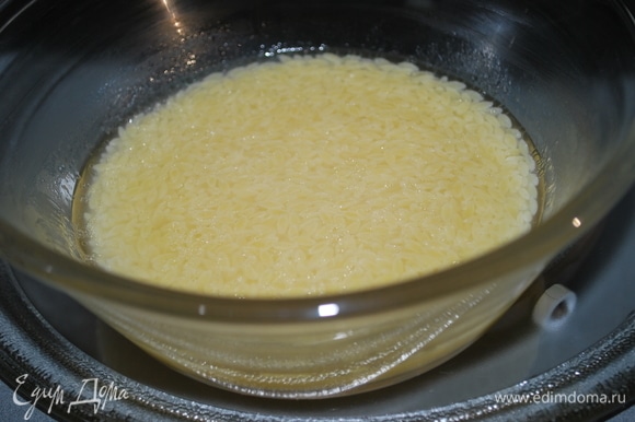В посуду, которая подходит для микроволновой печи, засыпьте макароны орзо (80 г) и залейте кипятком ( 200 г), добавьте чайную ложку оливкового масла и посолите по вкусу. Поставьте посуду с макаронами в СВЧ печь (режим «Микроволны», 1000 Вт) на 3 минуты (крышкой закрывать посуду не надо). Через 3 минуты перемешайте макароны и еще поставьте на 2 минуты.