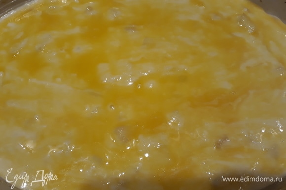 Форму для выпечки смазываем сливочным маслом. Выкладываем запеканку и сверху смазываем 1 яичным желтком. Ставим в разогретую до 180°C духовку примерно на 25 минут.