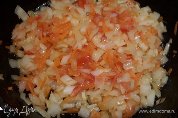 Разогреваем сковороду с растительным маслом. Обжариваем лук, морковь и помидор.