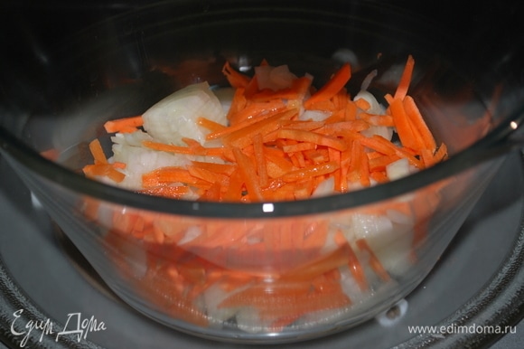 Морковь нарезала соломкой, лук — мелкими кубиками. В посуду для микроволновой печи налила растительное масло и выложила туда овощи. Поставила в микроволновку (режим «Комби», 1000 Вт) на 2 минуты. Через две минуты помешала овощи и еще поставила на 40 секунд.