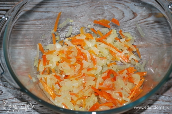 При режиме «Комби» лук и морковь не выделили влагу (готовила с закрытой крышкой) и приготовились до нужного мне состояния.