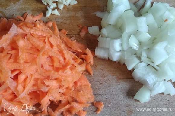 Сварить говяжий бульон. Нарезать или натереть на крупной терке морковь. Нарезать лук и чеснок.