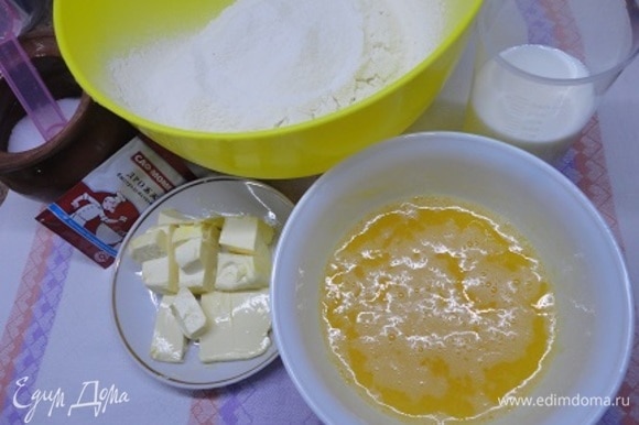 Все продукты должны быть комнатной температуры. Муку просеиваем и смешиваем с солью. Масло предварительно достать из холодильника, чтобы оно размягчилось. Сахар и ванильный сахар размешать венчиком вместе с яйцами.