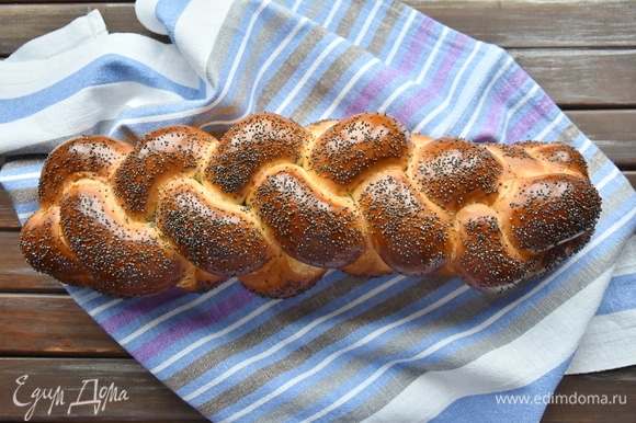 Выпекать хлеб в разогретой до 180°C духовке в течение 35 минут.