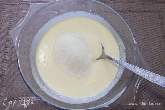 Затем добавить манку, ванильный сахар и щепотку соли. Перемешать. Оставить на 15–20 минут для набухания манки.