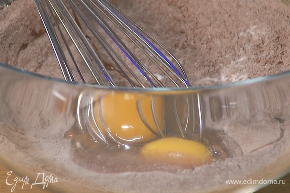 Туда же разбить яйца, затем влить молоко и растопленное кокосовое масло, посолить. Вымешать тесто до однородного состояния.