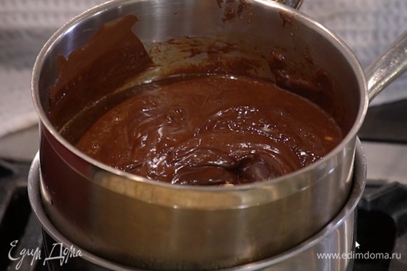 В растопленный шоколад добавить сливочное масло, влить 2 ст. ложки эспрессо и, помешивая силиконовой лопаткой, прогреть на водяной бане, затем снять с огня.