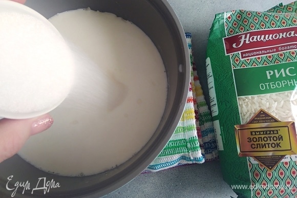 Влить молоко и сливки, всыпать оба вида сахара. Поставить на плиту. Варить еще 15 минут на среднем огне, помешивая.