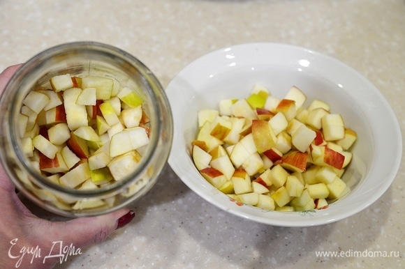В посуду для варки варенья и в банку для компота насыпьте яблок, наполнив их на 1/3.