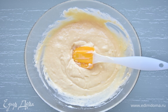 Муку соединить с разрыхлителем и просеять через мелкое сито. Соединить взбитые желтки с белками и мукой. Замесить легкое тесто.