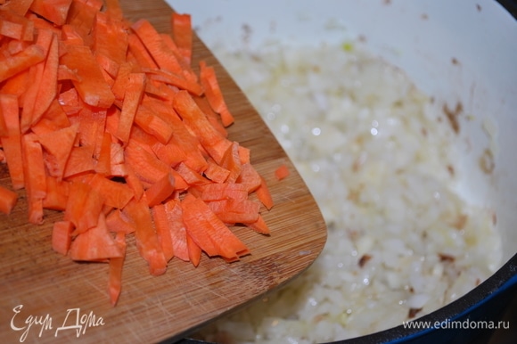 И морковь, нарезанную на кусочки. Лук, чеснок и морковь обжарила до легкого золотистого цвета.