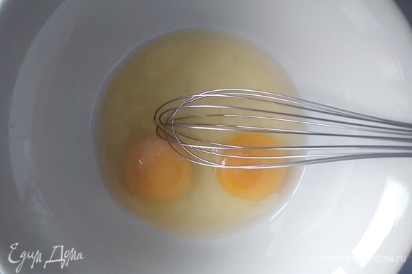 Яйца взбить венчиком с солью.