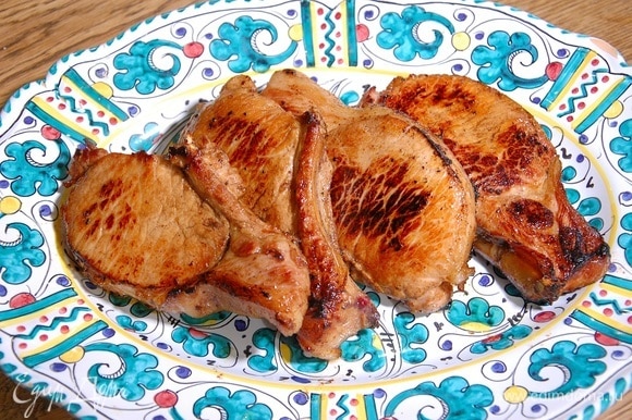 Разогреть в тяжелой сковороде сливочное масло и жарить мясо по 7‒10 минут с каждой стороны до готовности.